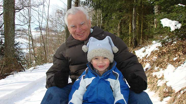 Mit einem Rentnerkredit ist der Winterulaub mit dem Enkel nicht nur ein Traum