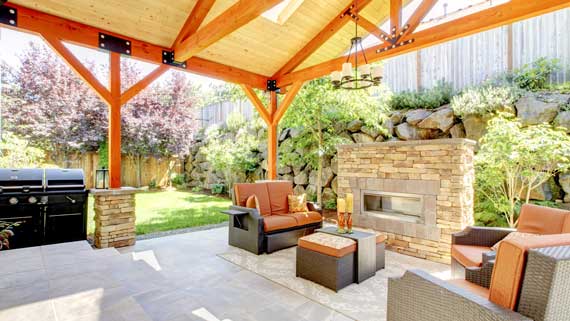 Mit einem 20000 Euro Kredit von Kreditissimo kann man sich eine tolle Lounge zum Entspannen im Garten bauen